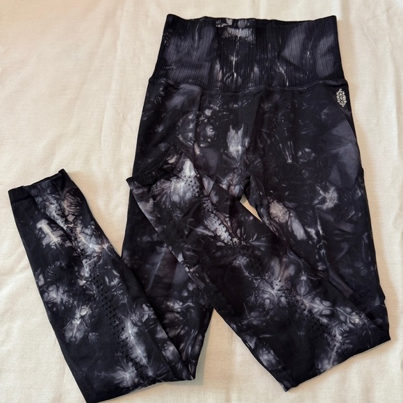 Free People Movement XS / Small Good Karma Tie Dye Leggings - Picture 9 of 10